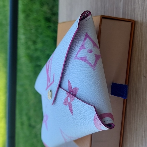 Louis Vuitton Kirigami Pochette Medium Pink By the Pool Collection 2023 - Picture 7 of 11